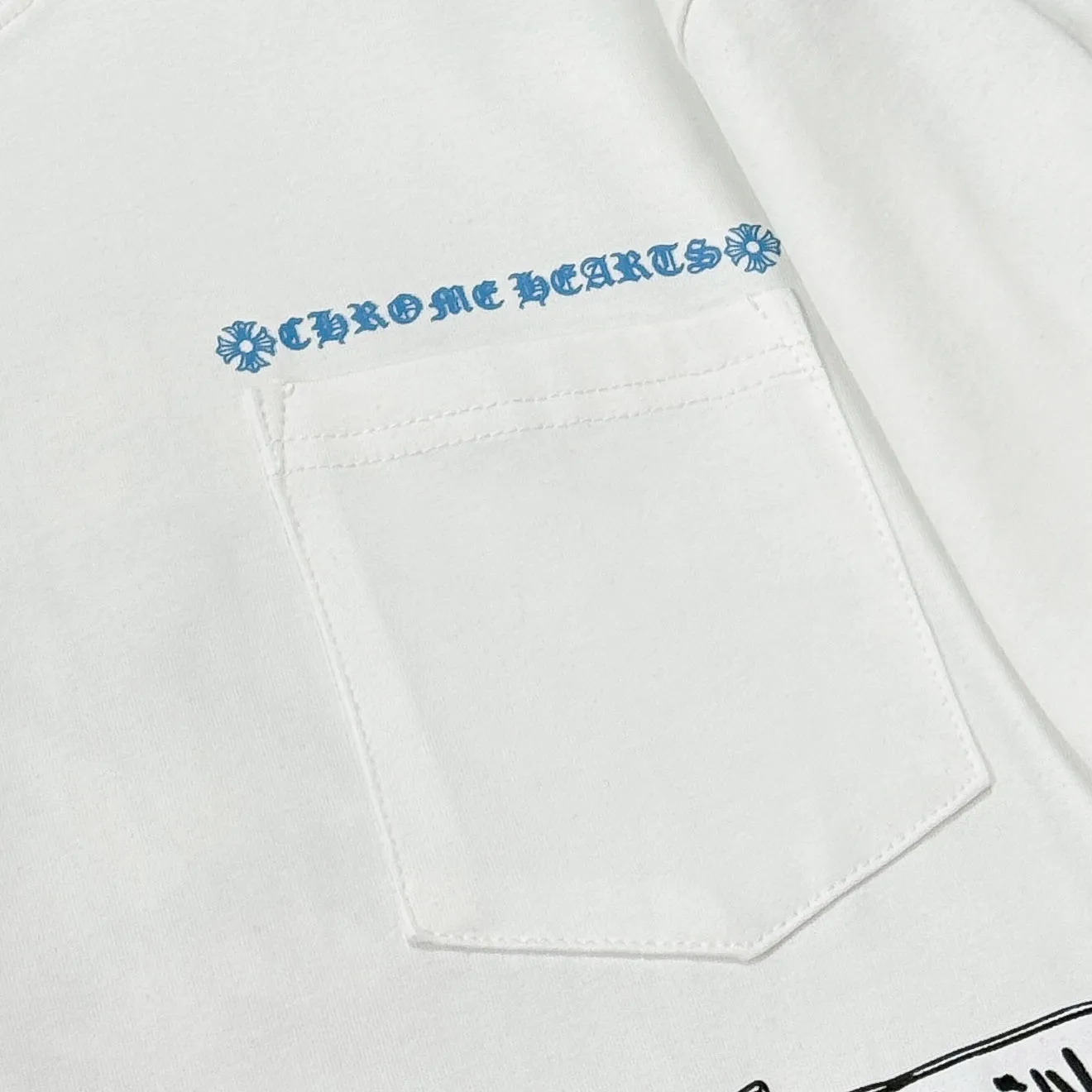 P180 Chrome Hearts Chrome Hearts 25 high-end versions. The fabric is made of 300 grams of high-density pure cotton. It does not deform or shrink. It has three labels. It is the same style for men and women. Technology: suede foaming + digital printing. Color: white, black. SIZE: S-XL.